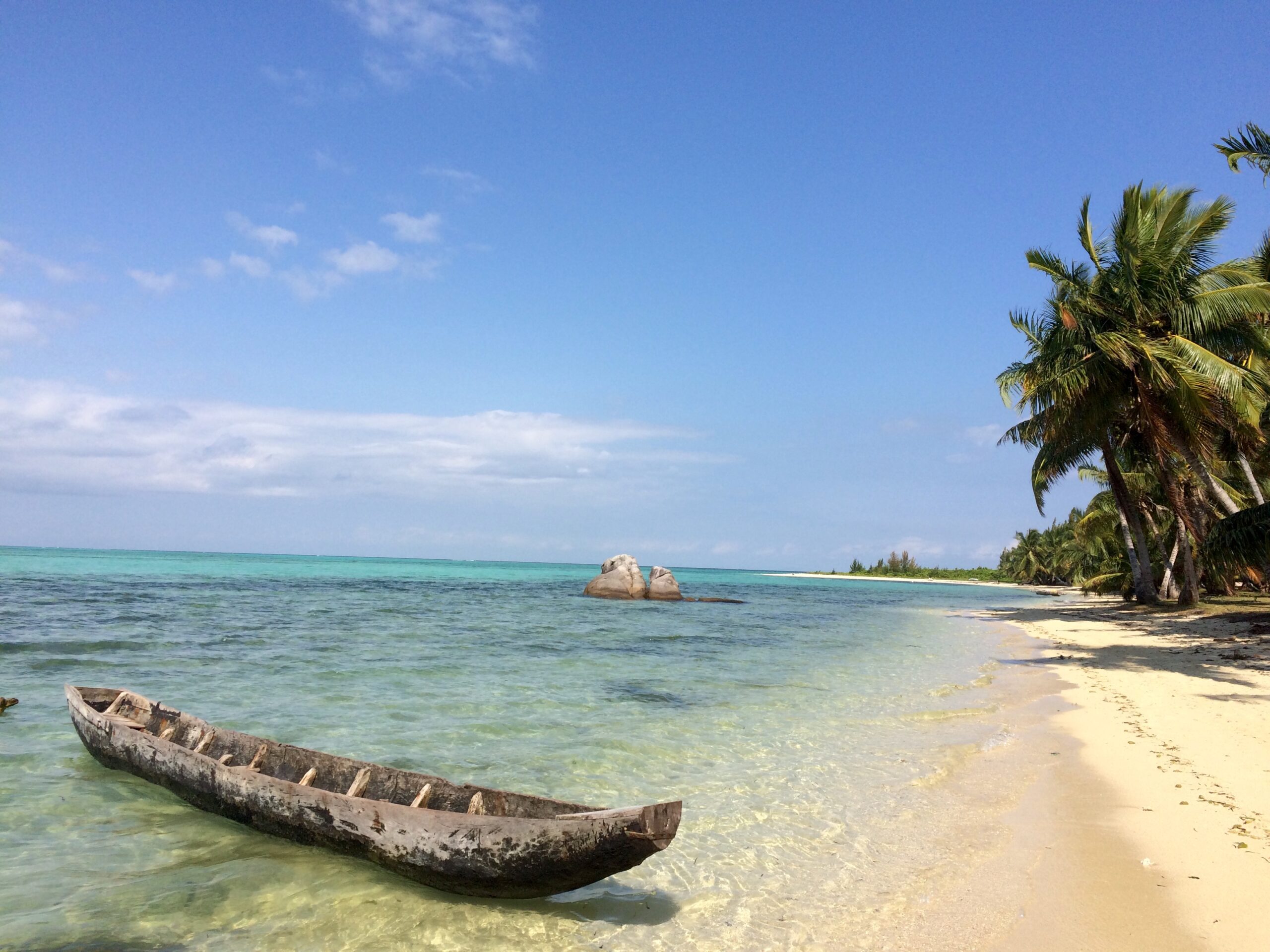 Une pirogue à terre par Aurora Lodge