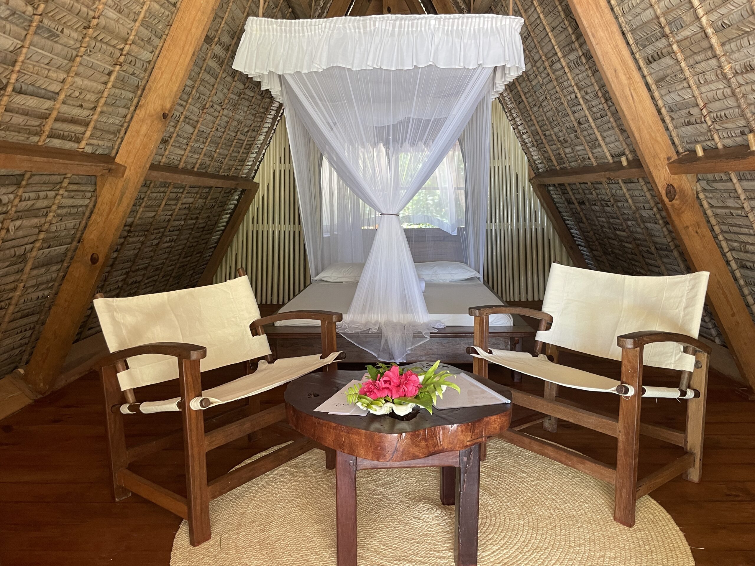 Le salon du bungalow confort de l'Aurora Lodge