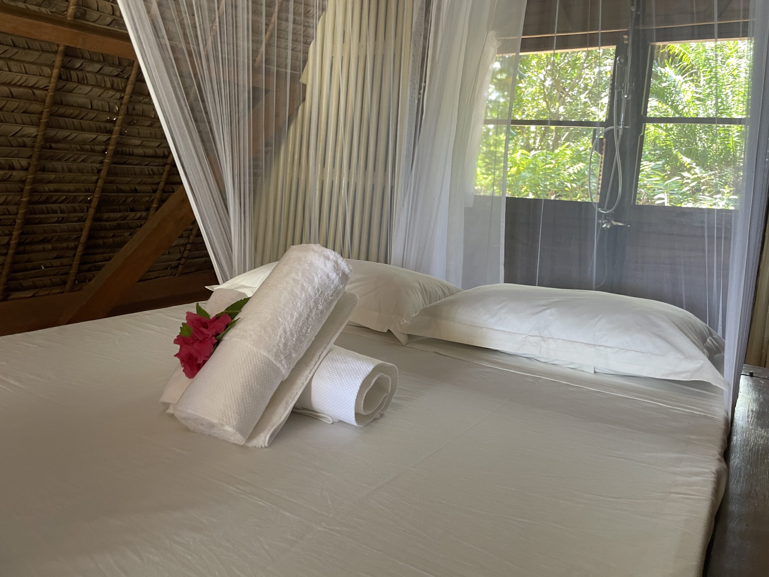 The bed in the comfort bungalow at Aurora Lodge Ile aux Nattes