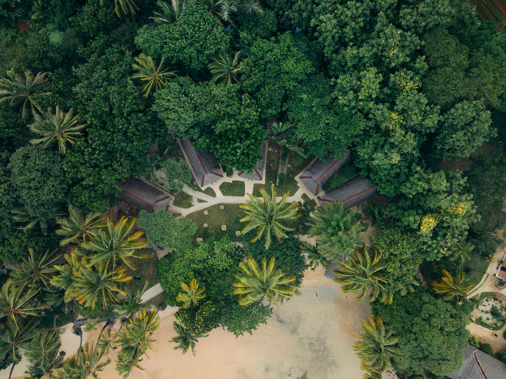 The comfort bungalows at Aurora Lodge on Ile Sainte Marie seen from above with a droneshot.