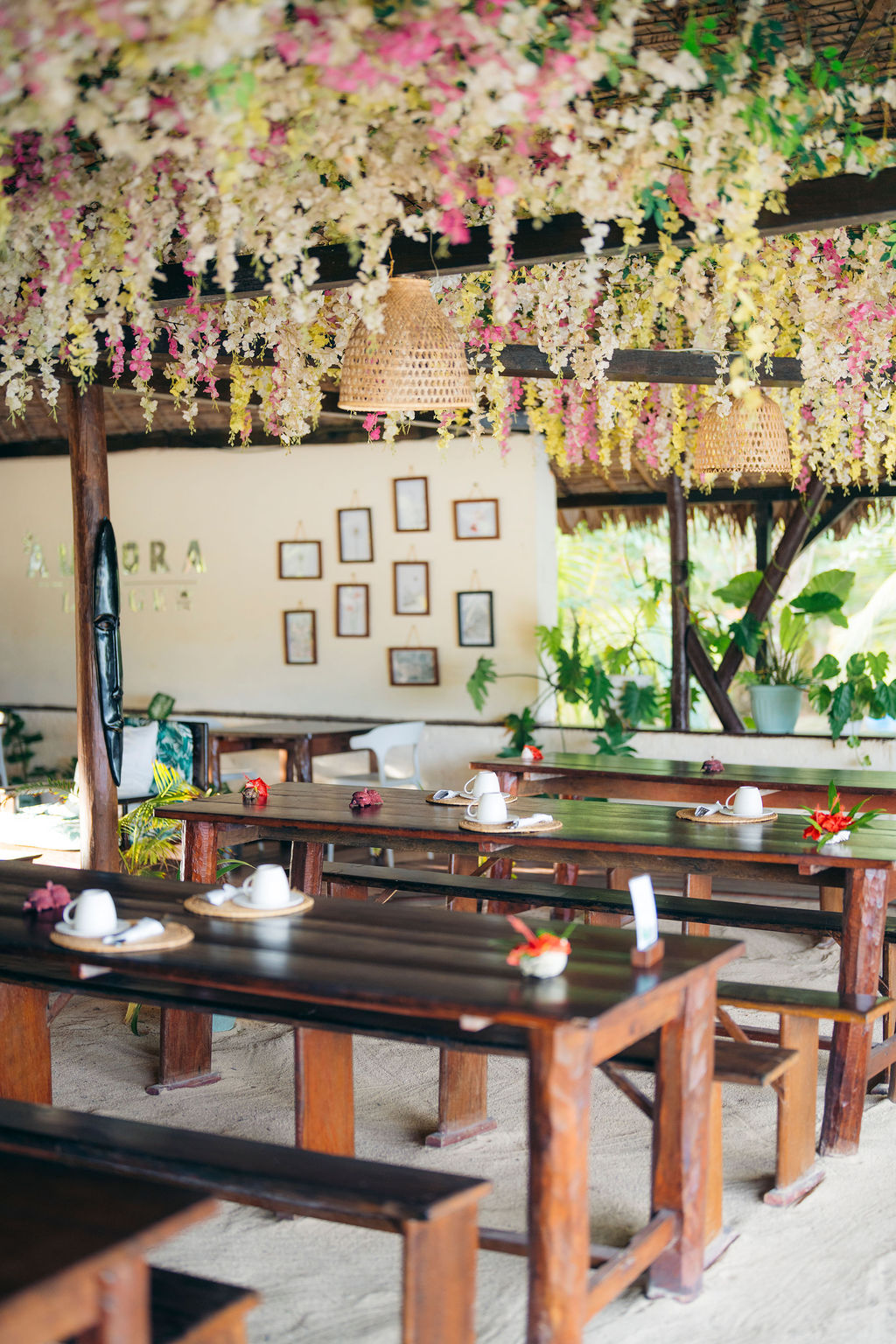 La salle à manger de l'Aurora Bar &amp; Resto, décorée de fleurs