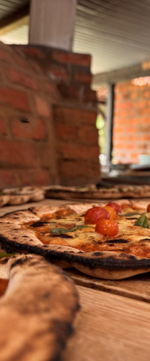 Eine Pizza Margherita bei Pizz'Aurora im Hochformat